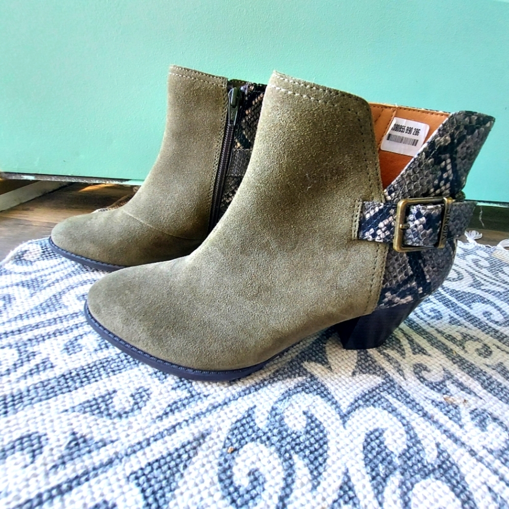 Vionic Naomi snakeskin booties 9 EUC